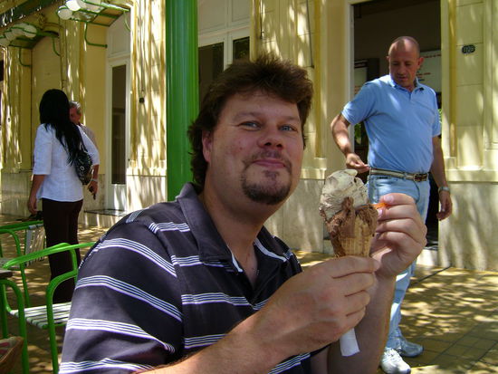 Schoko- und Vanilleeis bei 30 Grad.
Und das in einem Schattenplaetzchen. Wunderbar...