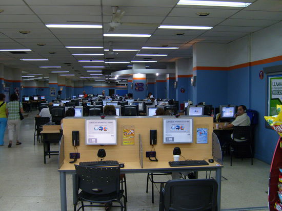 Internetcafe mit fast 100 Plaetzen....