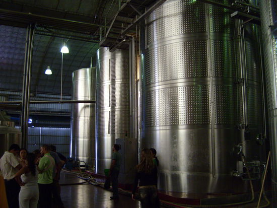 Lagerung von Weiswein in Edelstahltanks.