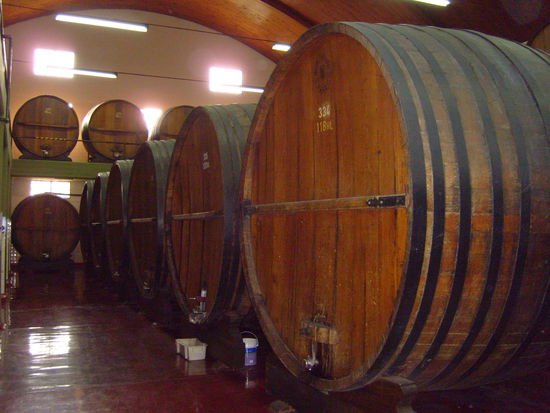 Rotwein wird in Holzfaessern gelagert