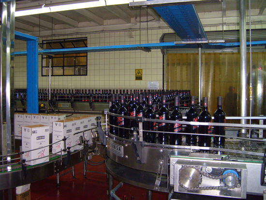 Vollautomatische Abfuellung und Verpackung.