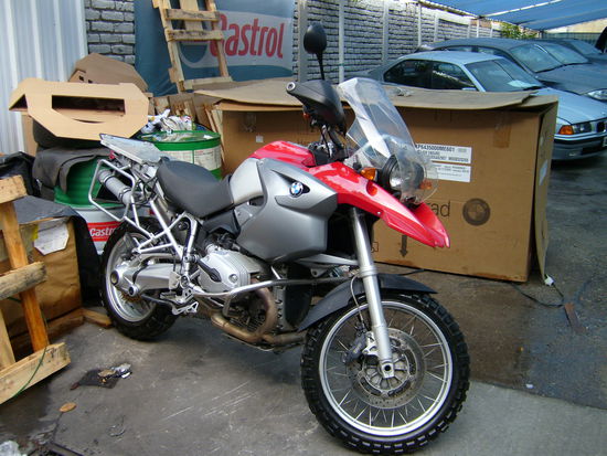 Zurueck vom BMW-Service: Frischgeputzte 1200er sieht aus wie neu.