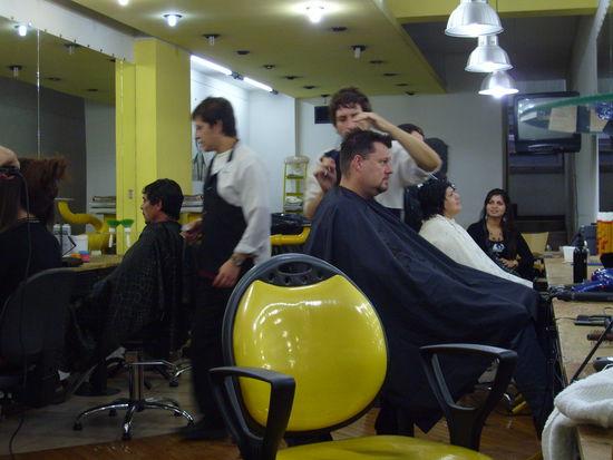 Die Wolle muss runter: Mutiger Matthias beim argentinischen Friseur.