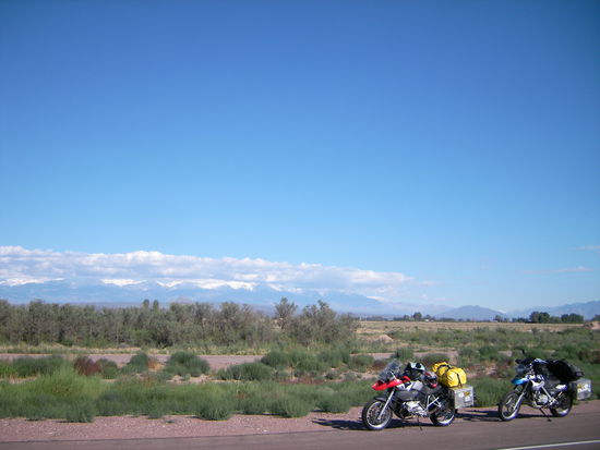 Im Hintergrund sind die Anden schemenhaft zu erkennen