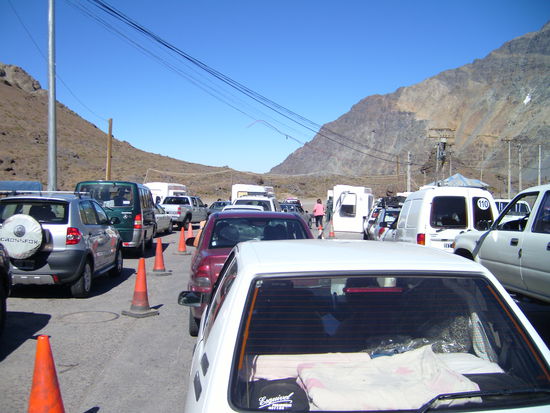 Jedes Fahrzeug wird von den chilenischen Grenzern gründlich (!!!) auf Obst und Gemüse untersucht