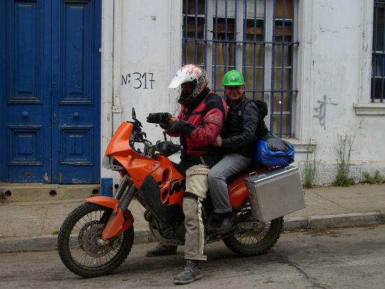 Enzo auf der KTM auf dem Weg zum Hafen