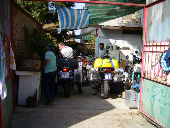 Mehr geht nicht. Je zwei KTM´s und BMW´s, sowie jeweils eine Honda und Yamaha im Hof