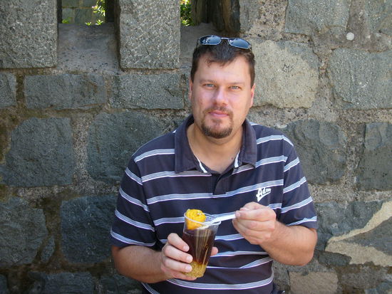 Matthias mit dem Nationalgetränk Mote
(süsser Pfirsichnektar mit aufgequollenen Weizenkörnern)