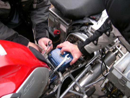 Optimale Überbrückung: Maulschlüssel anstatt Starthilfekabel