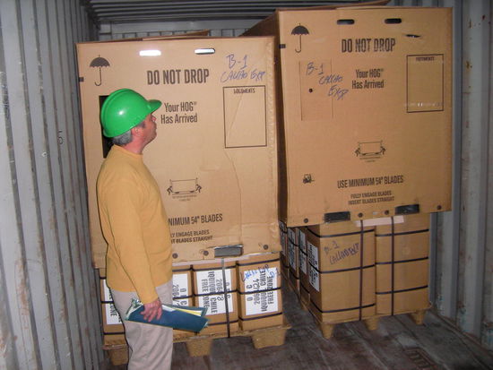 Hoffentlich ist nichts empfindliches in den Packeten unter unseren Motorraedern...