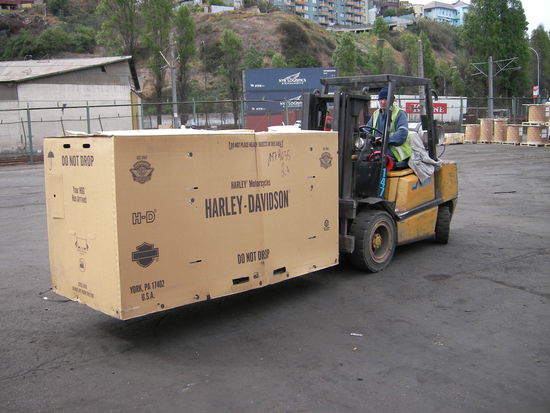 Peinlich, unsere BMW`s sind in Harley-Kisten verpackt. 
Aufwertung fuer die amerikanische Marke.