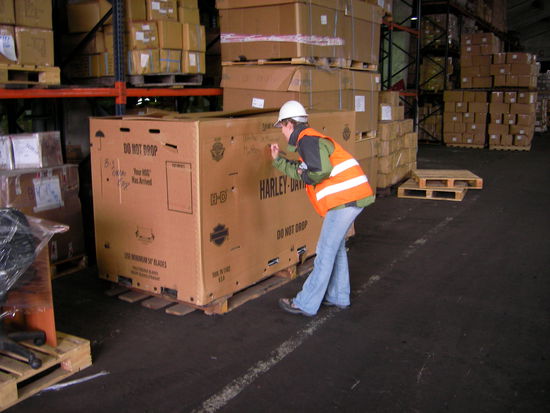 Alle noetigen Formulare fuer die Abholung liegen uns nun vor. Uli muss noch die Kisten mit unseren Namen beschriften. Abholung leider erst am Dienstag moeglich