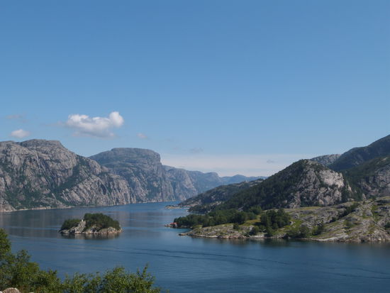 Blick auf den Lysefjord und den Preikestolen (Bildmitte)