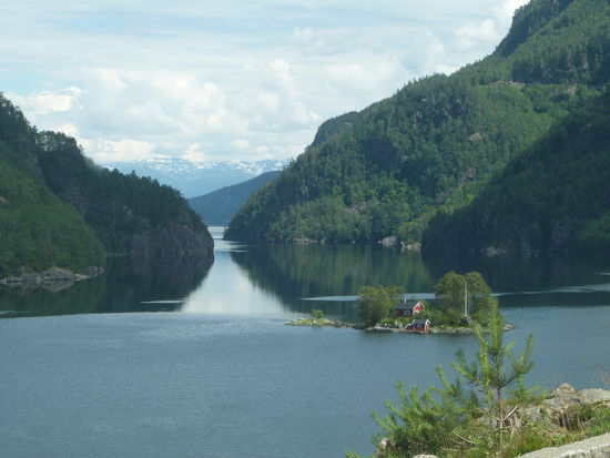Wunderschöner Blick auf Fjord und Berge während der Fahrt nach Röldal.
