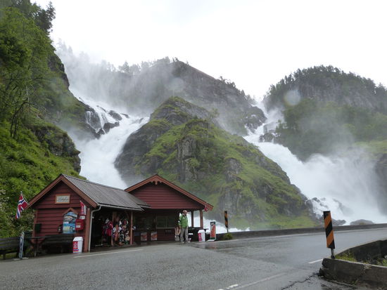 Laut unseren Reiseführer gibt es hier "die Dusche des Tages".
Einer der zahlreichen Wasserfälle.