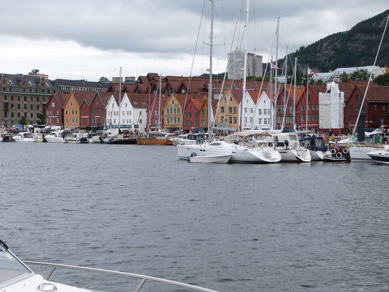 Bergen - im Hintergrund die alten Speicherhäuser (Bergen Bryggen)