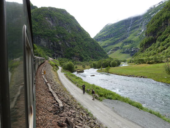 Blick aus der fahrenden Bahn zurück in das Tal