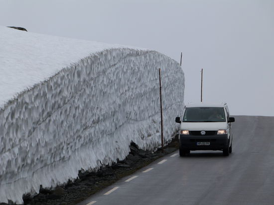 Schneehöhe Ende Juli - im Winter geht ohne Schneefräsen gar nichts