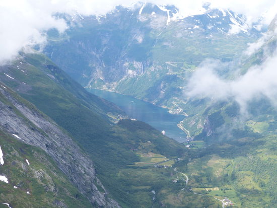 ...aber jetzt macht`s auf: Da isser, der Geiranger