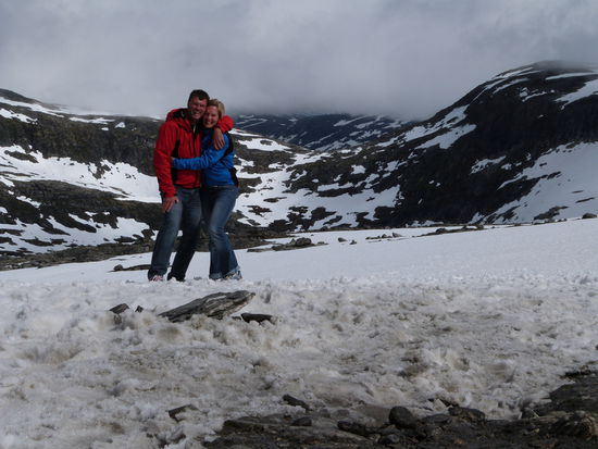Noch kurz eine Schneeballschlacht auf 1476 Meter Höhe, bevor es auf Meereshöhe an den Fjord geht