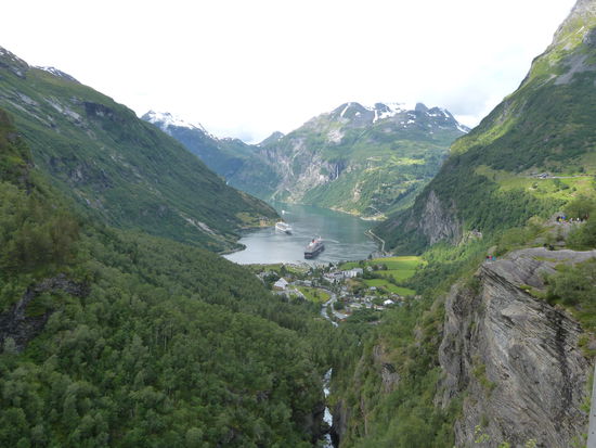 Jetzt sind auch die beiden Kreuzfahrtschiffe zu erkennen