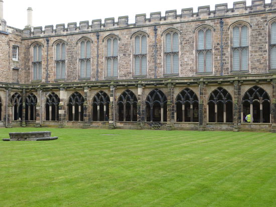 Der Innenhof der Cathedral mit gepflegtem englischen Rasen - kein Wunder bei dem andauernden Regenwetter