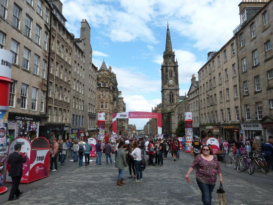 Viel los in der schottischen Hauptstadt: Military Tatto und die Fringe-Festspiele