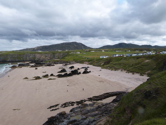 Superschöner Strand - rechts oben ist der Campingplatz