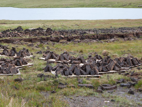 Torf liegt hier zum Trocknen aus