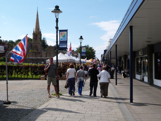 Bummel in Fort William, man beachte die kurzen Klamotten, yipieeee
Sommer in Schottland !!!