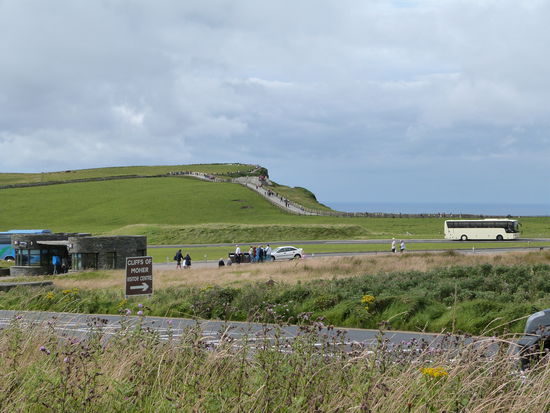 Blick von der Landseite auf die Cliffs of Moher - noch ist nichts zu sehen...