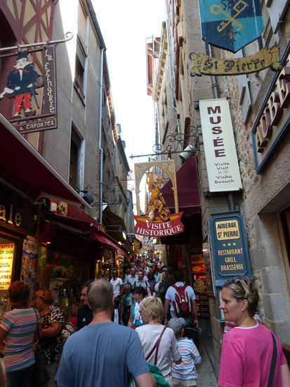 ...enge Gässchen auf dem Felsen