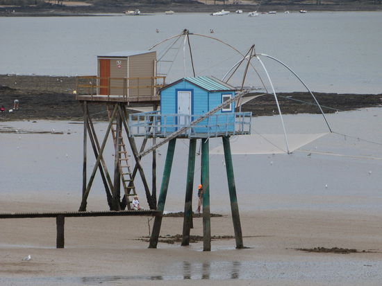 Stelzenhäuschen am Meer, bei Ebbe ...