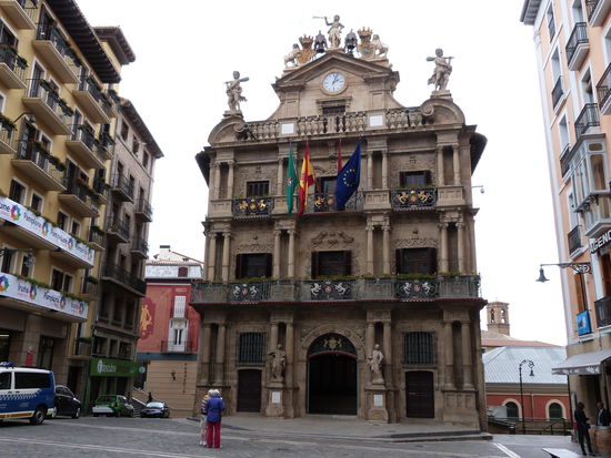 ...sind voller schöner historischer Gebäude - hier das Rathaus.