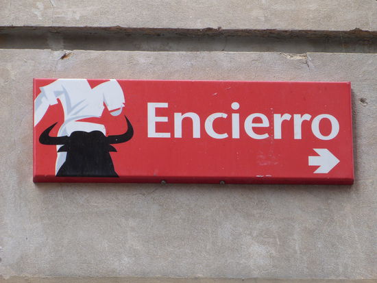 Hinweis auf das Stiertreiben, welches in den Gassen stattfindet