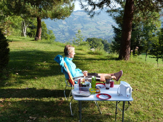 Entspannter Ausblick beim Frühstück auf 900 Metern in den Bergen