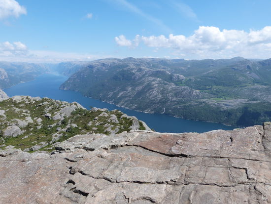 ...mit atemberaubendem Ausblick auf die Fjordlandschaft, Norwegen