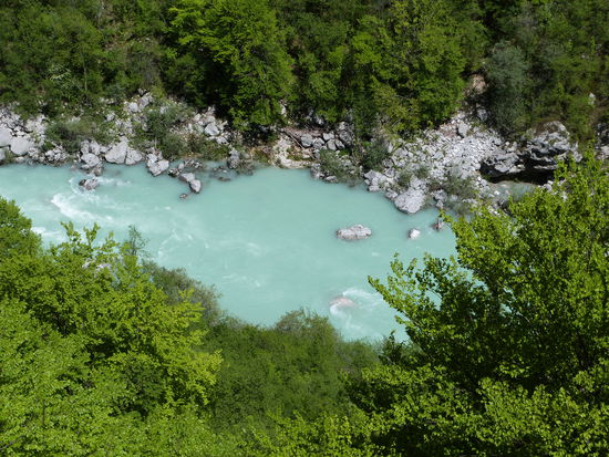 In den türkisenen Gebirgsbächen wird manchesmal Kajak gefahren