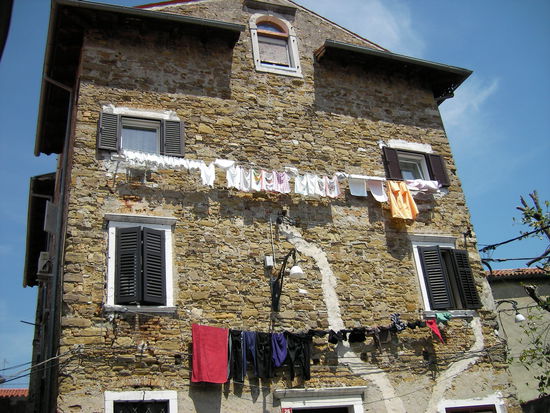 Mit dem Fahrrad gings die 15 Kilometer in die Altstadt von Koper (oben weiße, unten dunkle Wäsche...)