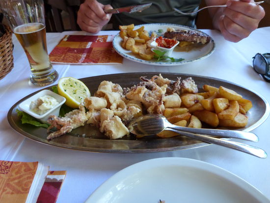 Kleine Stärkung auf der Fahrt nach Pula - Lecker Tintenfisch