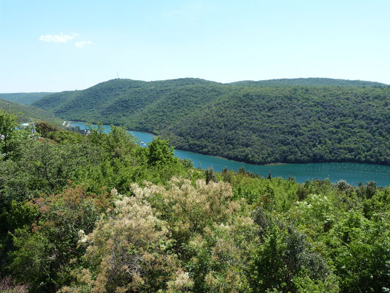 Langezogene Meeresbucht ins Landesinnere