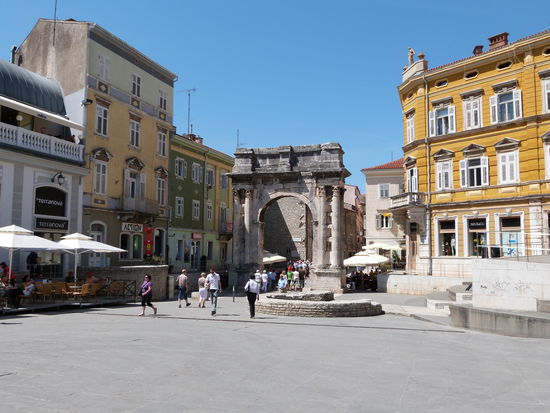 Einer der Marktplätze von Pula mit historischem Torbogen