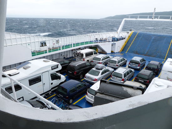 Überfahrt von Istrien auf die Insel Cres bei stürmischer See. Wer findet den Bulli?