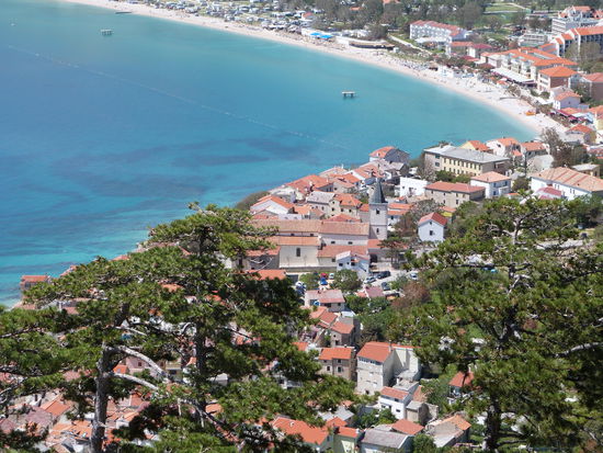 Von der hoch auf dem Berg gelegenen Kirche aus ist die Bucht von Baska schön zu sehen