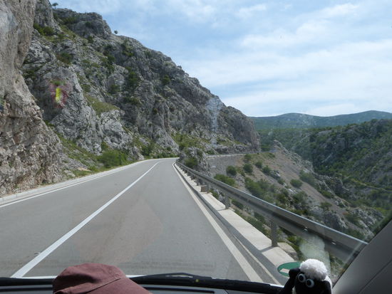 Mit dem Auto durch die Berge in südlicher Richtung nach Pag