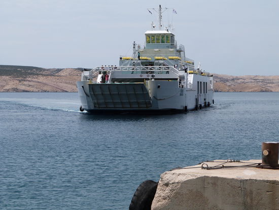 Wieder einmal müssen wir mit der Fähre übersetzen - diesmal auf Pag