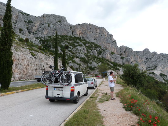 Über die Küstenstraße, nahe den Bergen geht es in Richtung Dubrovnik