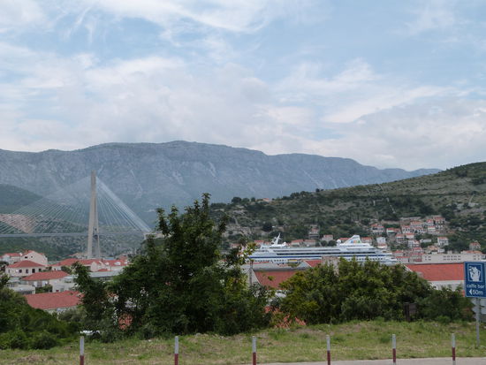 Wer genau hinschaut sieht eine AIDA im Hafen von Dubrovnik liegen