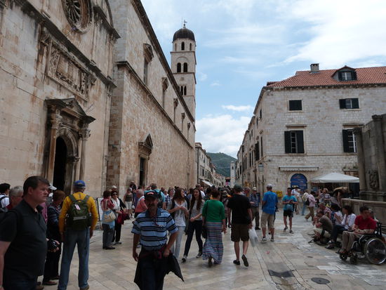 Eine der breiten Gassen in Dubrovnik