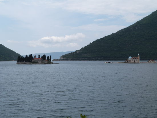 Klosterinseln bei Kotor (links die alte, rechts die neue Klosterinsel) in einem der längsten Fjorde des Mittelmeers